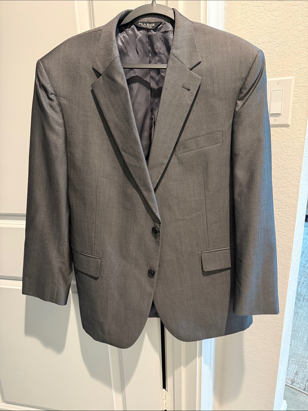 Gray Men’s Two-Button Suit Blazer